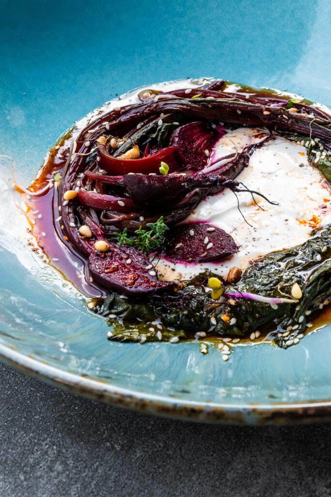 Pieczona botwinka w sosie teriyaki z jogurtem greckim 