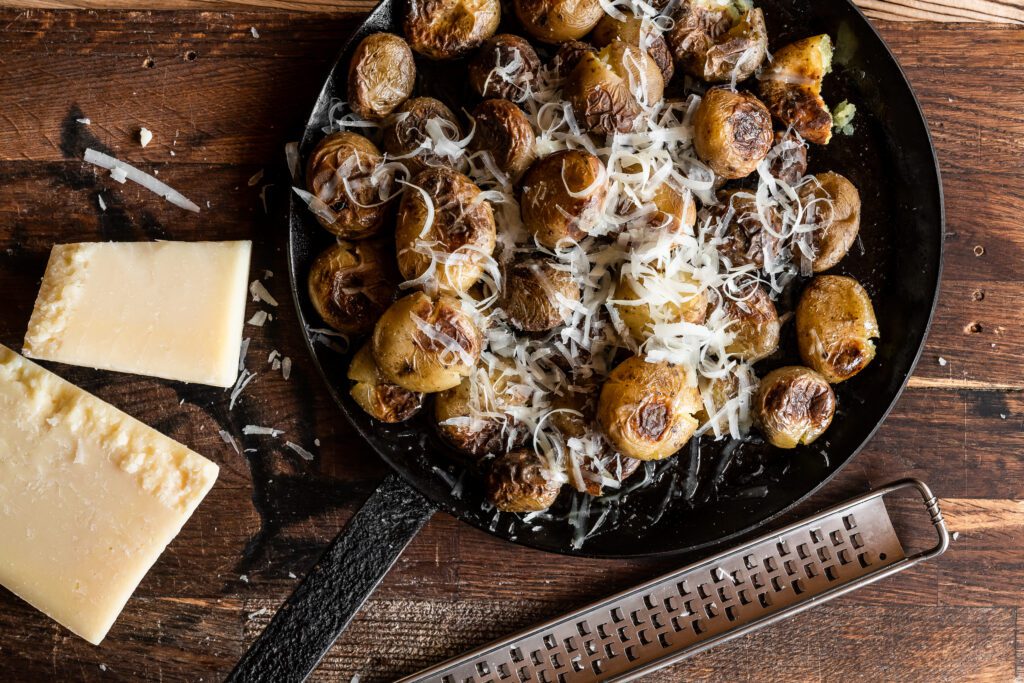 Pieczone młode ziemniaki z parmezanem i oliwą 