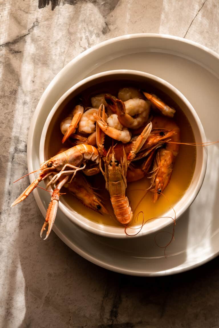 Tradycyjny polski rosół z krewetkami 