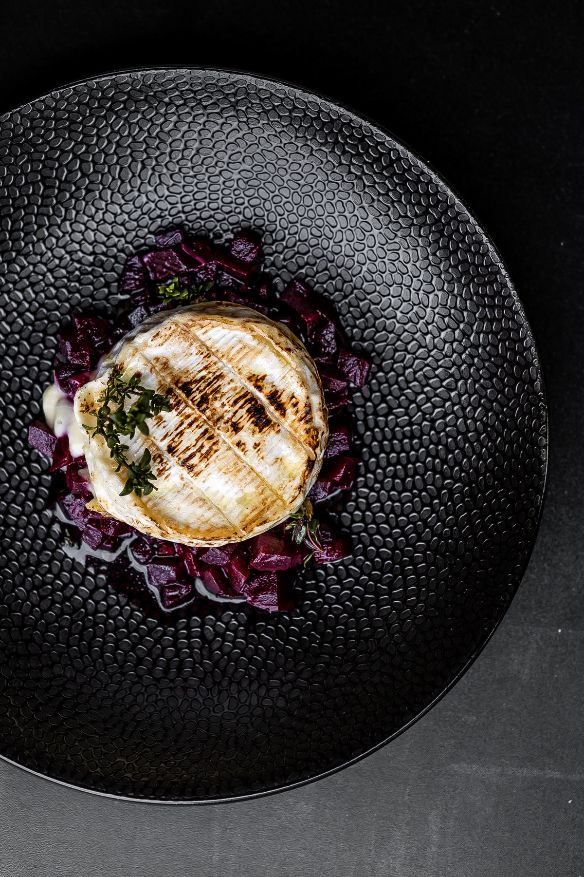 Smażony camembert z burakami