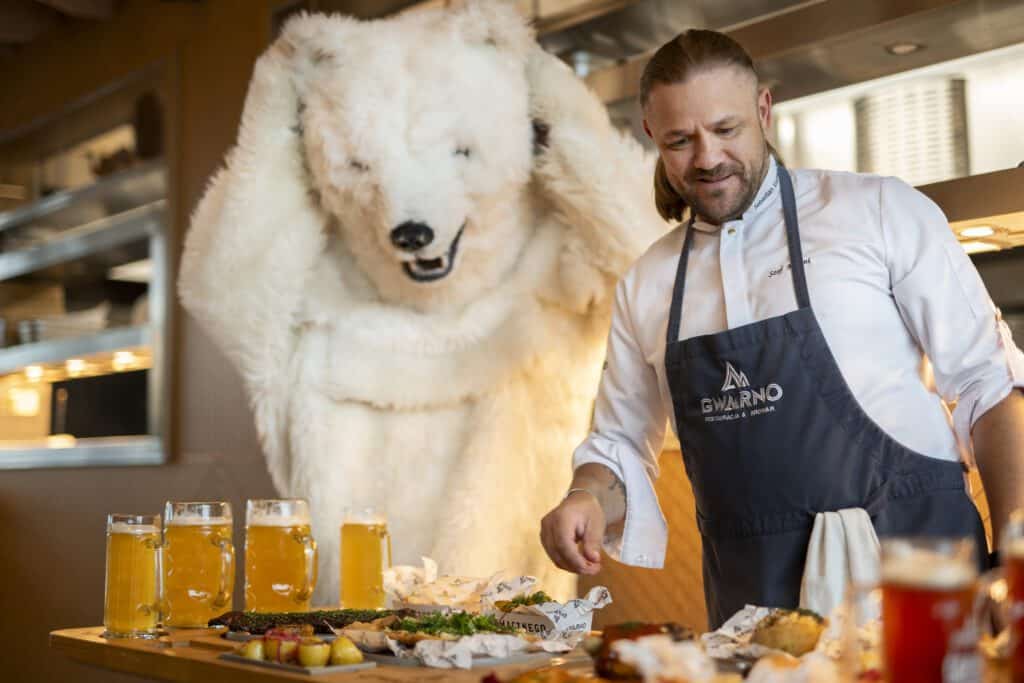 Restauracja Gwarno - Dobra regionalna kuchnia, miła obsługa i widok na Giewont jak z obrazka. Czy jest coś lepszego w Zakopanem? Raczej nie.