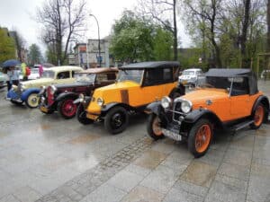 Zabytkowe samochody na Placu Niepodległości