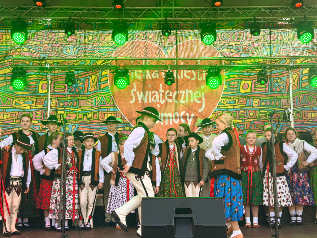 Finał 34. WOŚP w Hotelu Bania z koncertem Staszka z Gór 1 Mali Biołcanie na scenie